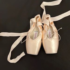 New Russian Pointe Shoes Rubin Radiance size 40 Width 2 PRICES NEGOTIABLE